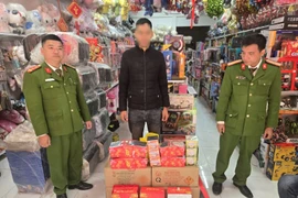 Cửa hàng tạp hóa, tiệm sửa điện thoại ở Phú Thọ bán pháo hoa trái phép