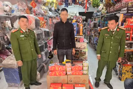 Cửa hàng tạp hóa, tiệm sửa điện thoại ở Phú Thọ bán pháo hoa trái phép