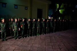 Quân đội bắc cầu phao sông Lô sau sự cố hư hỏng cầu ở Phú Thọ