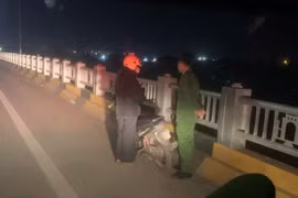 Công an Phú Thọ ngăn chặn kịp thời cô gái định nhảy cầu Phong Châu tự tử