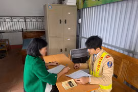 Nữ tài xế lái xe con húc văng cô gái trên vỉa hè ở Phú Thọ