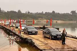 Nước Sông Lô dâng cao, Lữ đoàn 249 tạm dừng cầu phao để lắp thêm đốt