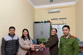 Đi lễ đầu năm nhặt được 183 triệu đồng, người phụ nữ mang thẳng đến công an