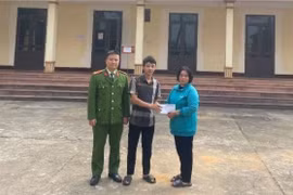 Nhặt được bọc tiền trên đường đi làm, thanh niên Phú Thọ giao cho công an