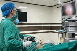 Tự ý dùng thuốc tại nhà, một người bị thủng ổ loét hành tá tràng