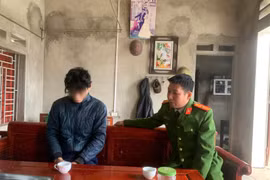 20 phút trấn áp vụ người tâm thần mang hung khí gây rối ở Phú Thọ