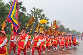 Hàng trăm người dự lễ rước kiệu về Đền Hùng