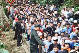 Biển người đổ về Đền Hùng trước ngày chính hội