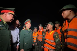 Thượng tướng Nguyễn Xuân Tụng động viên lực lượng bắc cầu phao sông Lô