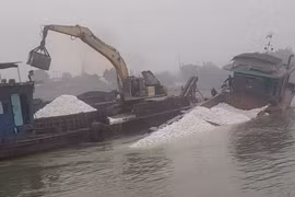 Nhiều phương tiện thủy gặp sự cố trên sông Lô do nước cạn