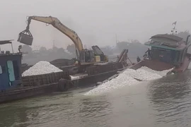 Nhiều phương tiện thủy gặp sự cố trên sông Lô do nước cạn