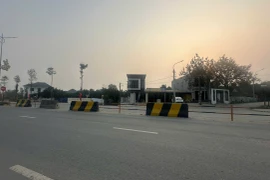 Tài xế lúng túng vì điểm quay đầu trên đường 6 làn ở Phú Thọ bị thu hẹp