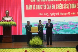 Chủ tịch nước Lương Cường phát biểu và tặng quà, chúc Tết cán bộ, chiến sĩ Sư đoàn 316.