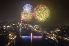 Pháo hoa tầm cao rực sáng bầu trời Đất Tổ