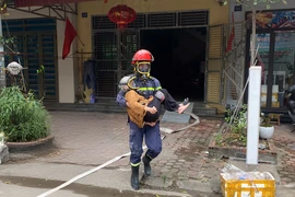 Cảnh sát PCCC Phú Thọ cứu cụ bà 92 tuổi trong vụ cháy nhà ở Việt Trì