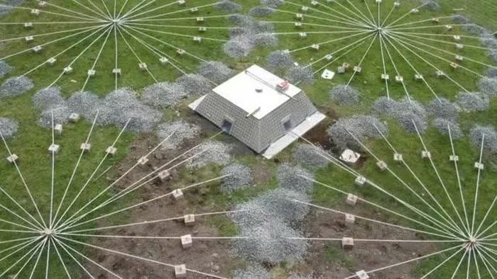 Vốn do Tổ chức CTBTO quản lý, mạng lưới cảm biến này có khả năng ghi nhận sóng âm từ hàng nghìn km, bất kể thời tiết. Ngoài việc phát hiện vụ nổ hạt nhân, thiết bị còn ghi nhận tiếng vỡ của thiên thạch và vệ tinh rơi từ không gian.