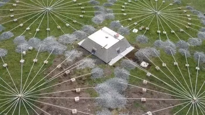 Vốn do Tổ chức CTBTO quản lý, mạng lưới cảm biến này có khả năng ghi nhận sóng âm từ hàng nghìn km, bất kể thời tiết. Ngoài việc phát hiện vụ nổ hạt nhân, thiết bị còn ghi nhận tiếng vỡ của thiên thạch và vệ tinh rơi từ không gian.