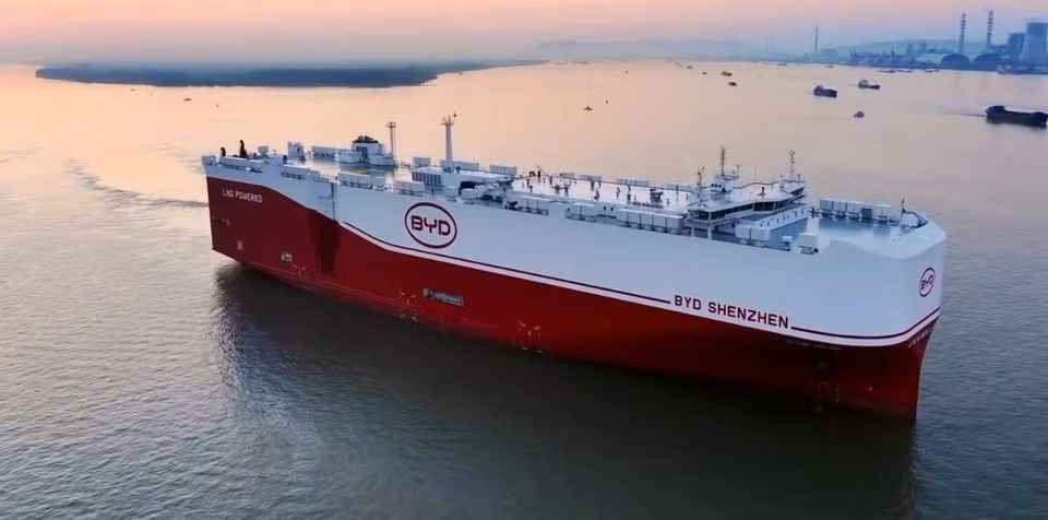 Trước đó, vào cuối tháng 4, BYD cũng đã đưa vào vận hành tàu BYD Shenzhen, chuyên chở hơn 7.000 xe điện đến Brazil trong hành trình đầu tiên. Tuy nhiên, chỉ ít tuần sau, vị trí dẫn đầu về quy mô đã được nhường lại cho Anji Ansheng, tạo nên một cuộc đua đầy thú vị trong ngành hàng hải giữa các nhà sản xuất xe hơi hàng đầu Trung Quốc.