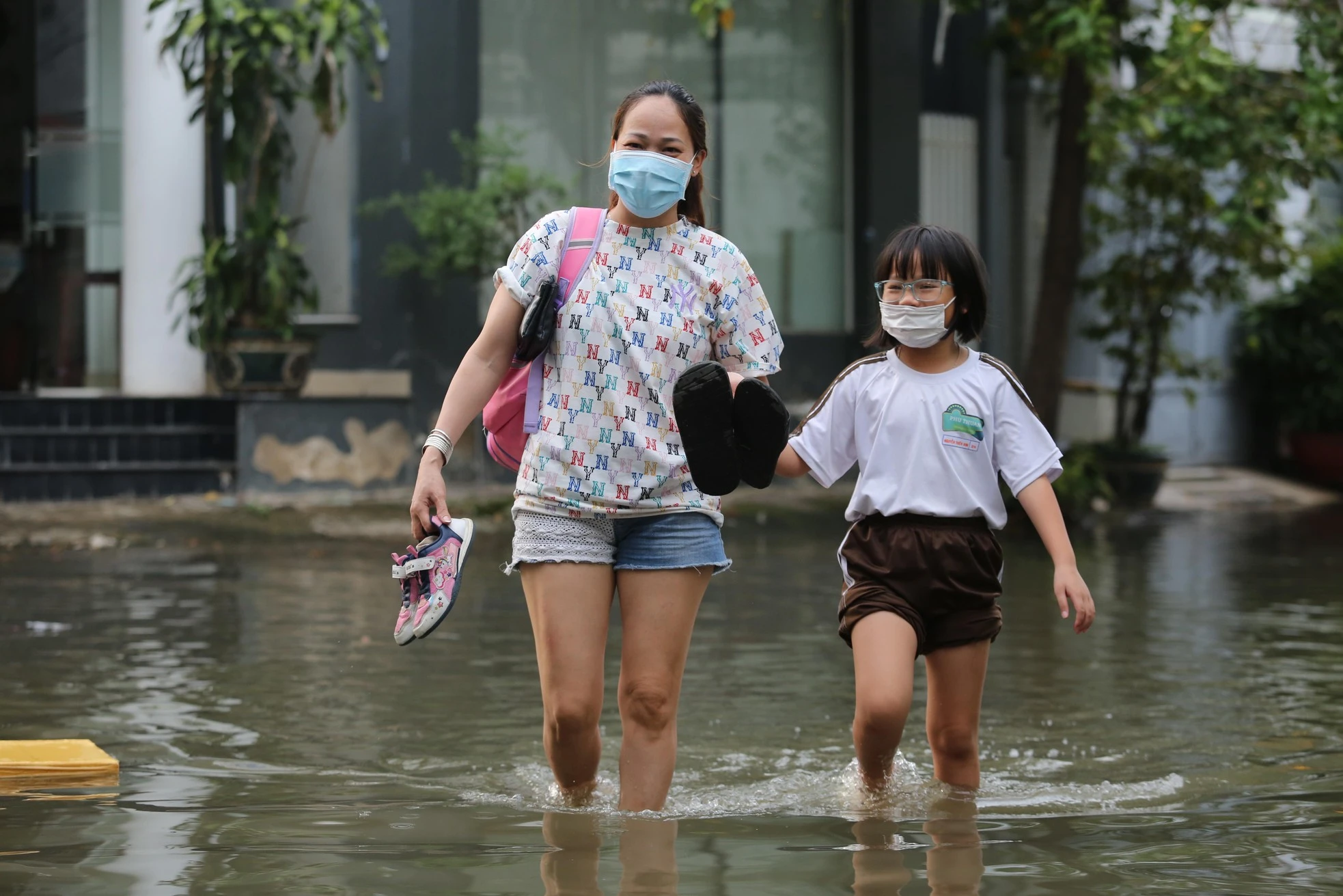 Nhiều khu dân cư ở TPHCM trở thành "ốc đảo" vì triều cường