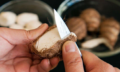 Cách gọt khoai sọ không bao giờ bị ngứa tay