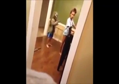 Top 50 trò hù dọa mọi người khiến bạn phải bật cười