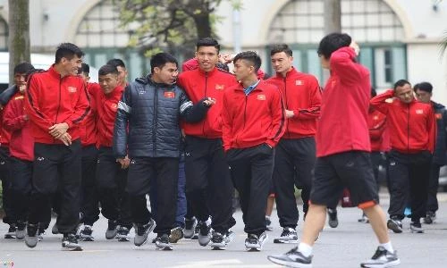 Đội tuyển Việt Nam đi bộ, thả lỏng trước trận chung kết AFF Cup
