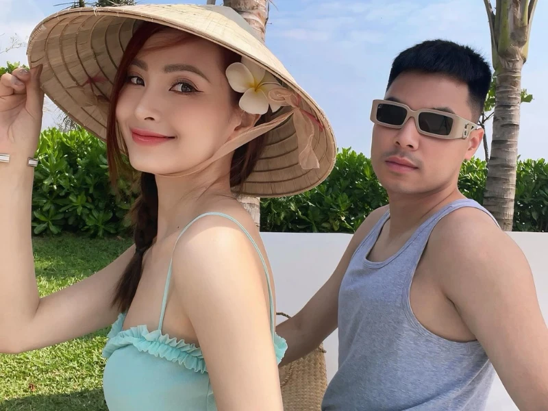 Cầu thủ Đức Huy ôm eo bạn gái là MC xinh đẹp của VTV