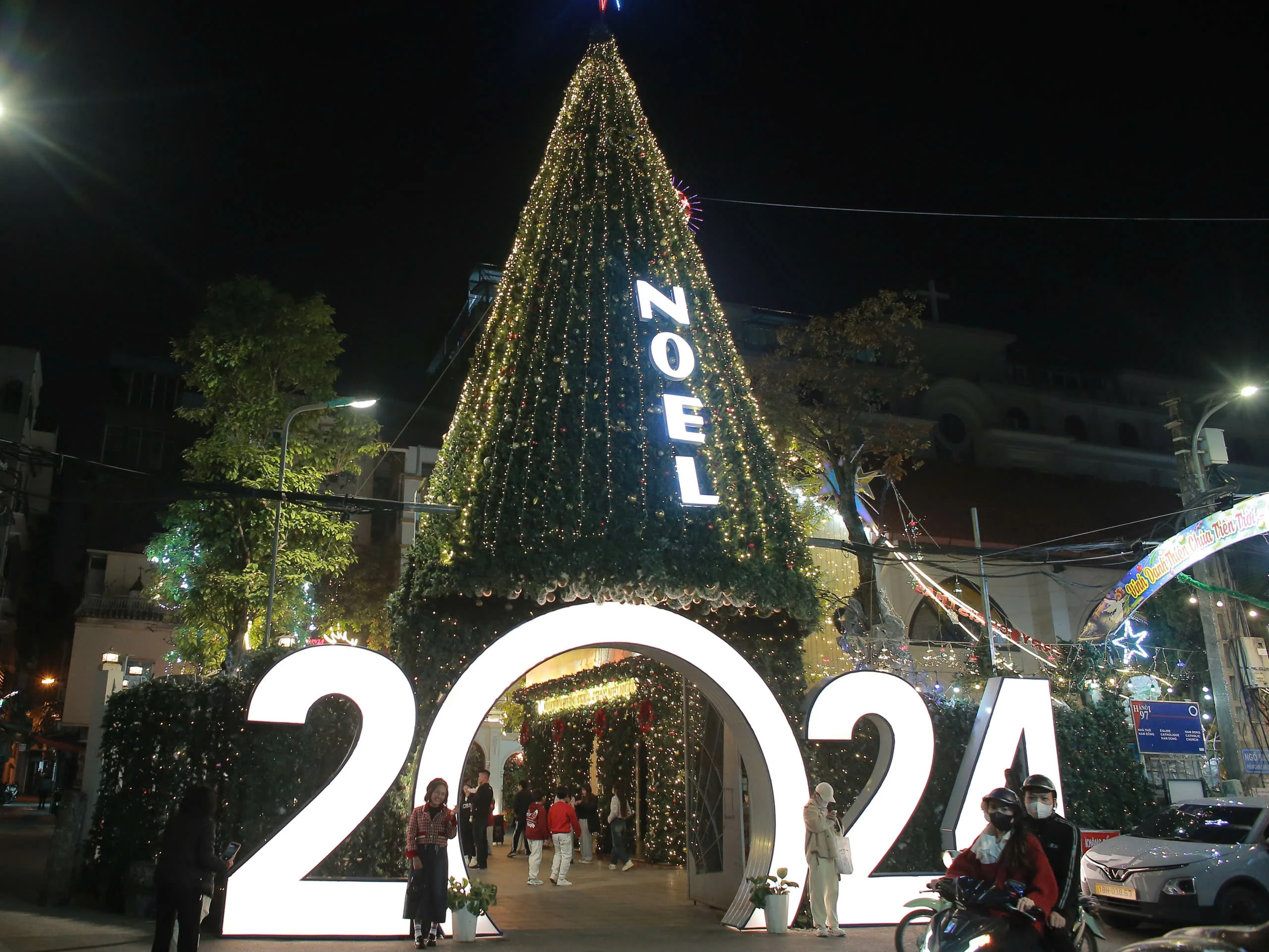 Nhà thờ đẹp nhất nhì Hà Nội đẹp lung linh đón Giáng sinh