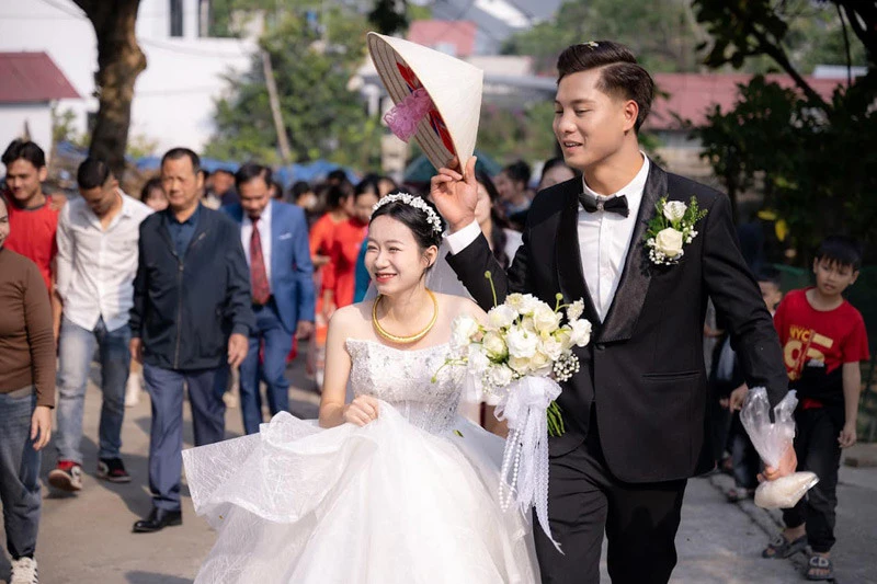 Đám cưới cặp đũa lệch nàng 1m49 và chàng 1m83 gây xôn xao MXH