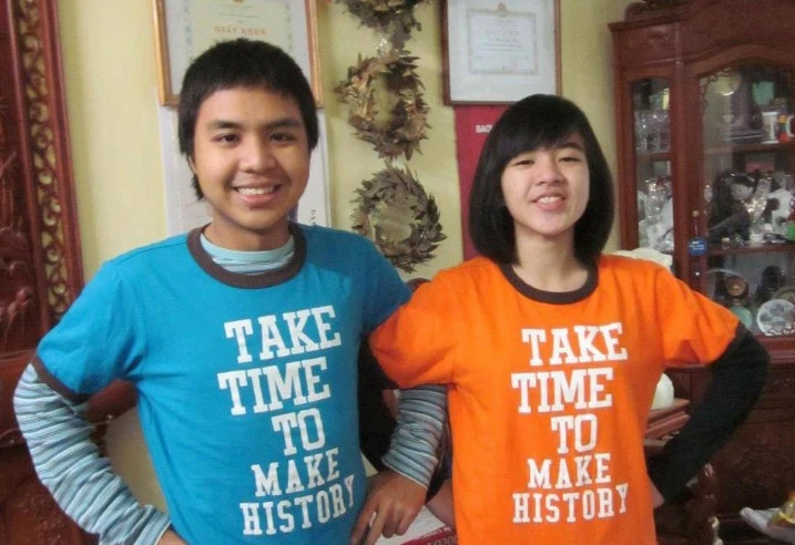 Bức ảnh huyền thoại anh em cùng thi Olympia khiến khán giả xúc động