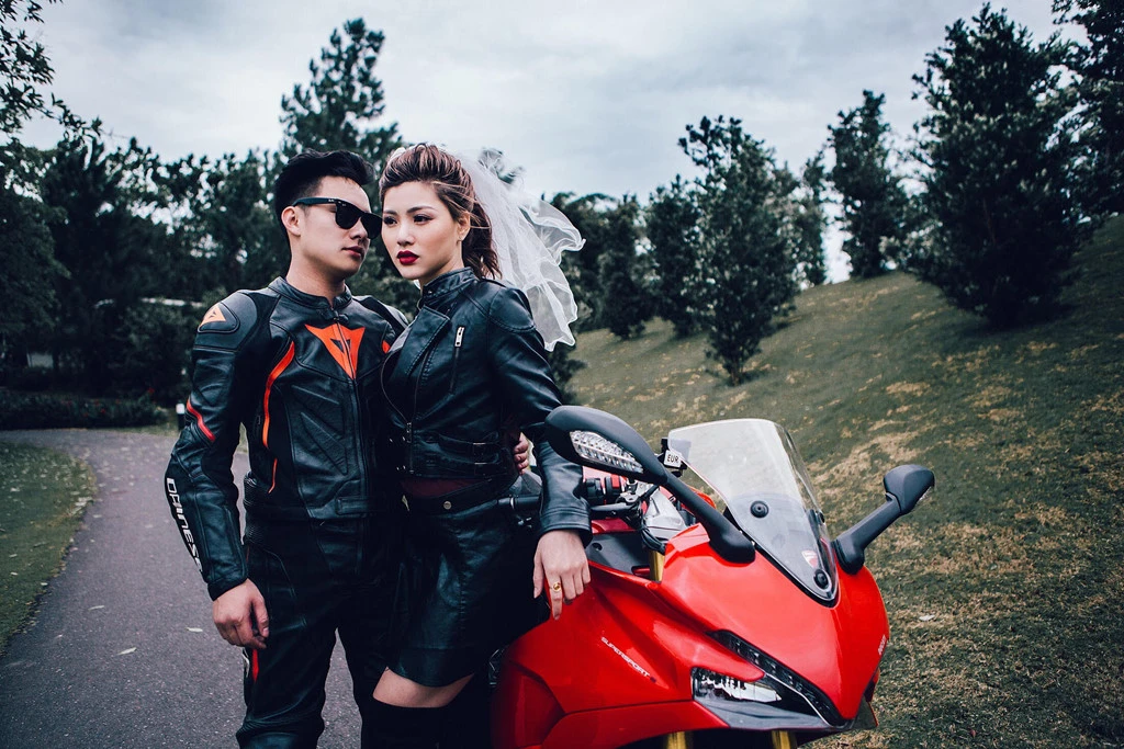 Cặp đôi 'chị ơi, anh yêu em' cực chất trong bộ ảnh cưới với xe phân khối lớn