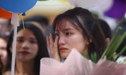 Học sinh Phan Đình Phùng nghẹn ngào trong phút chia tay tuổi học trò