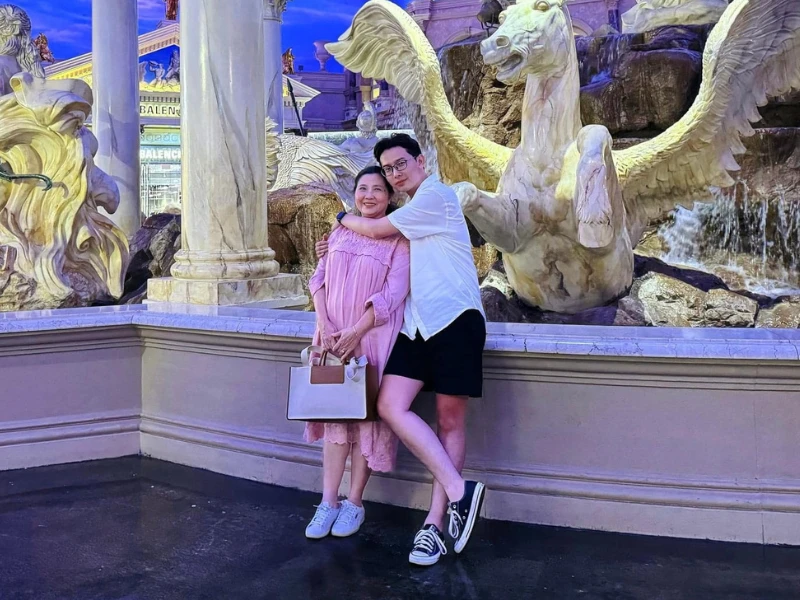 Chàng trai Đà Nẵng 28 tuổi đưa mẹ du lịch vòng quanh thế giới