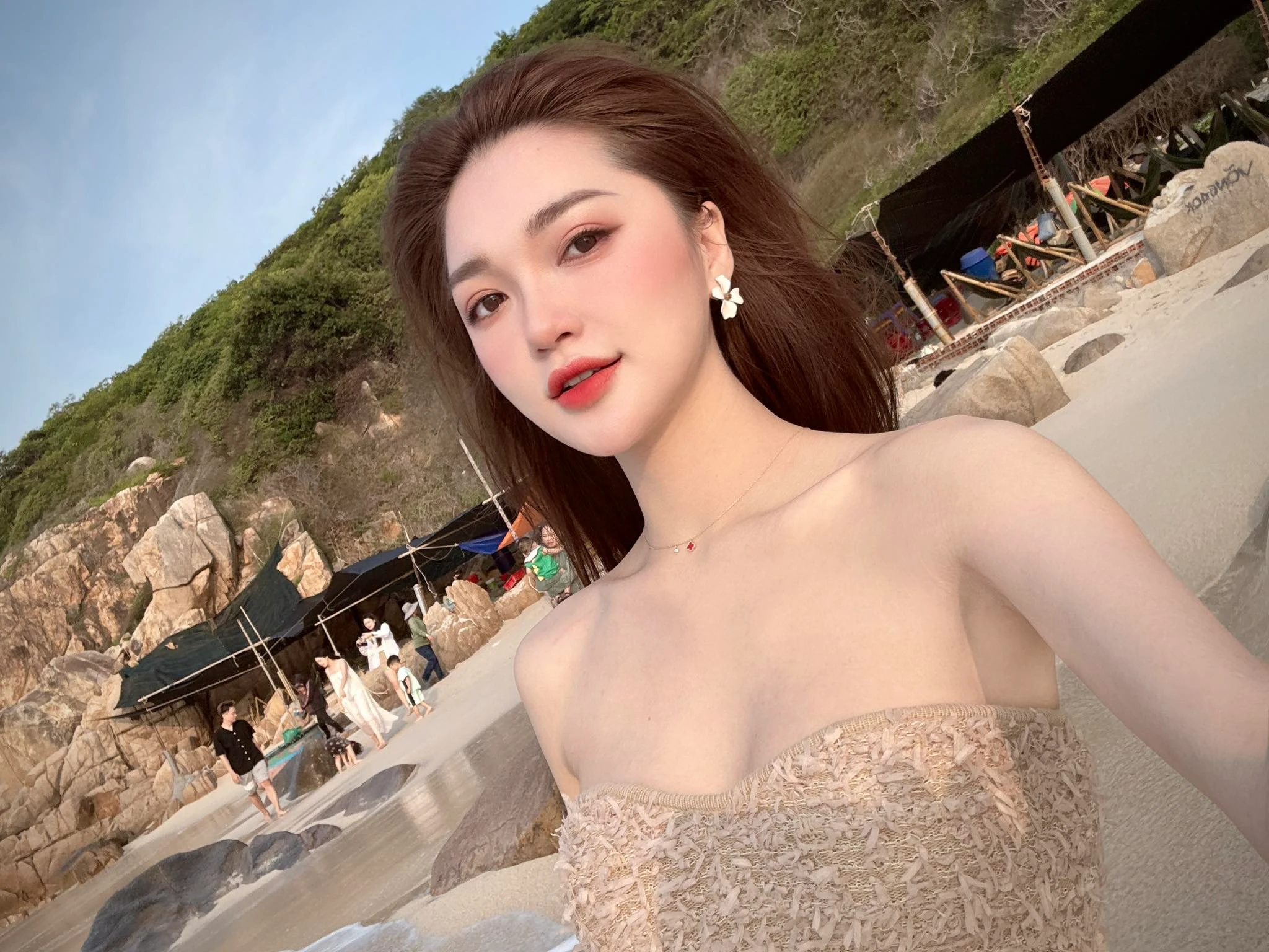 "Ngọc nữ" xứ Nghệ thả dáng cực nuột giữa biển xanh cát trắng