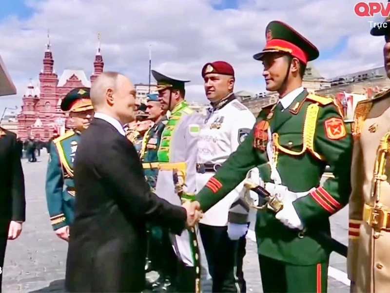 Nam quân nhân Việt bắt tay Tổng thống Nga tạo khoảnh khắc “để đời“