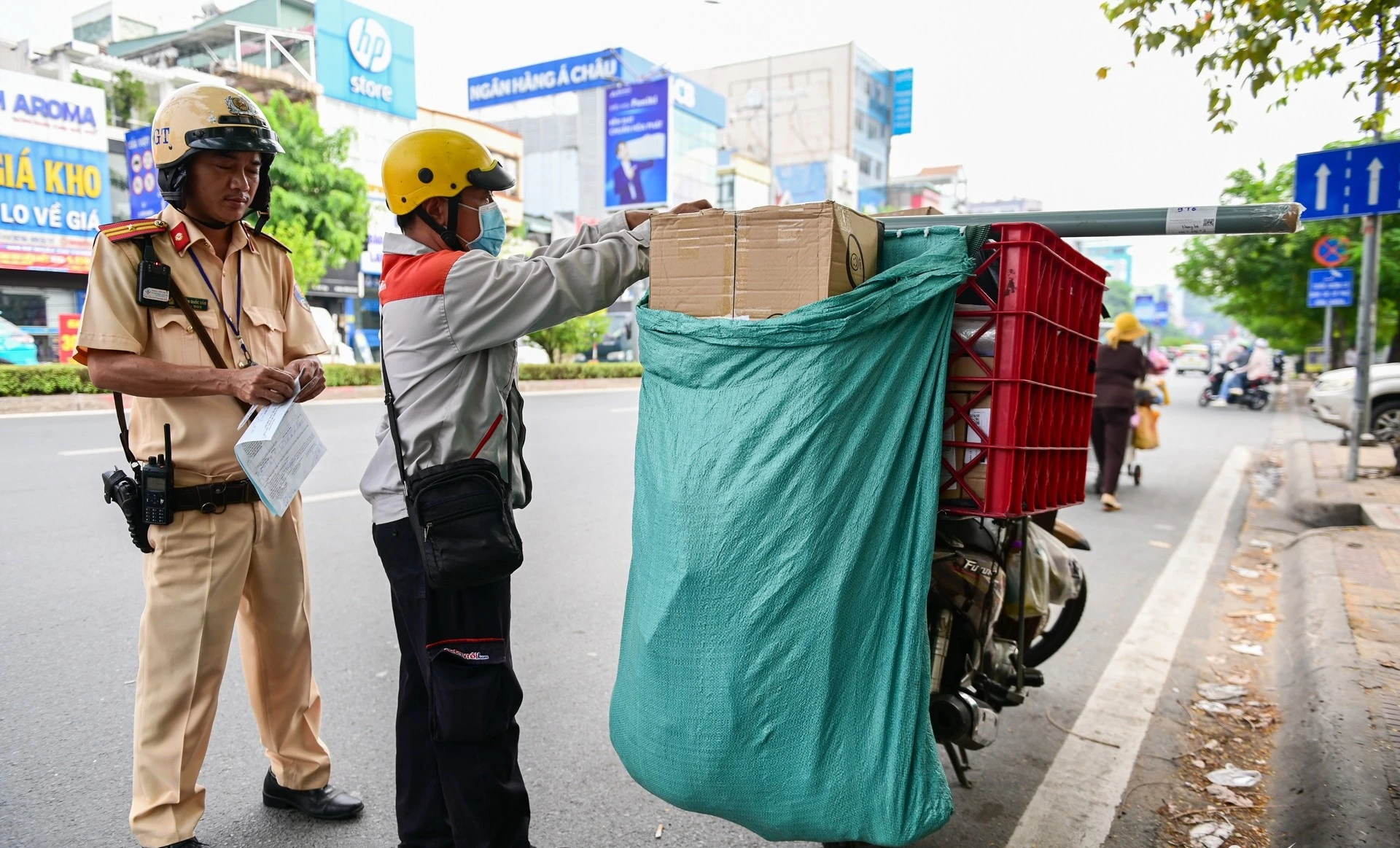 Để hàng hóa che biển số, nhiều người ngỡ ngàng khi bị phạt