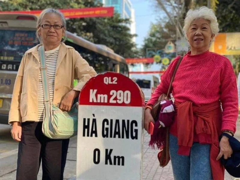 Đôi bạn già U70 rủ nhau đi Hà Giang, check-in không sót chỗ nào