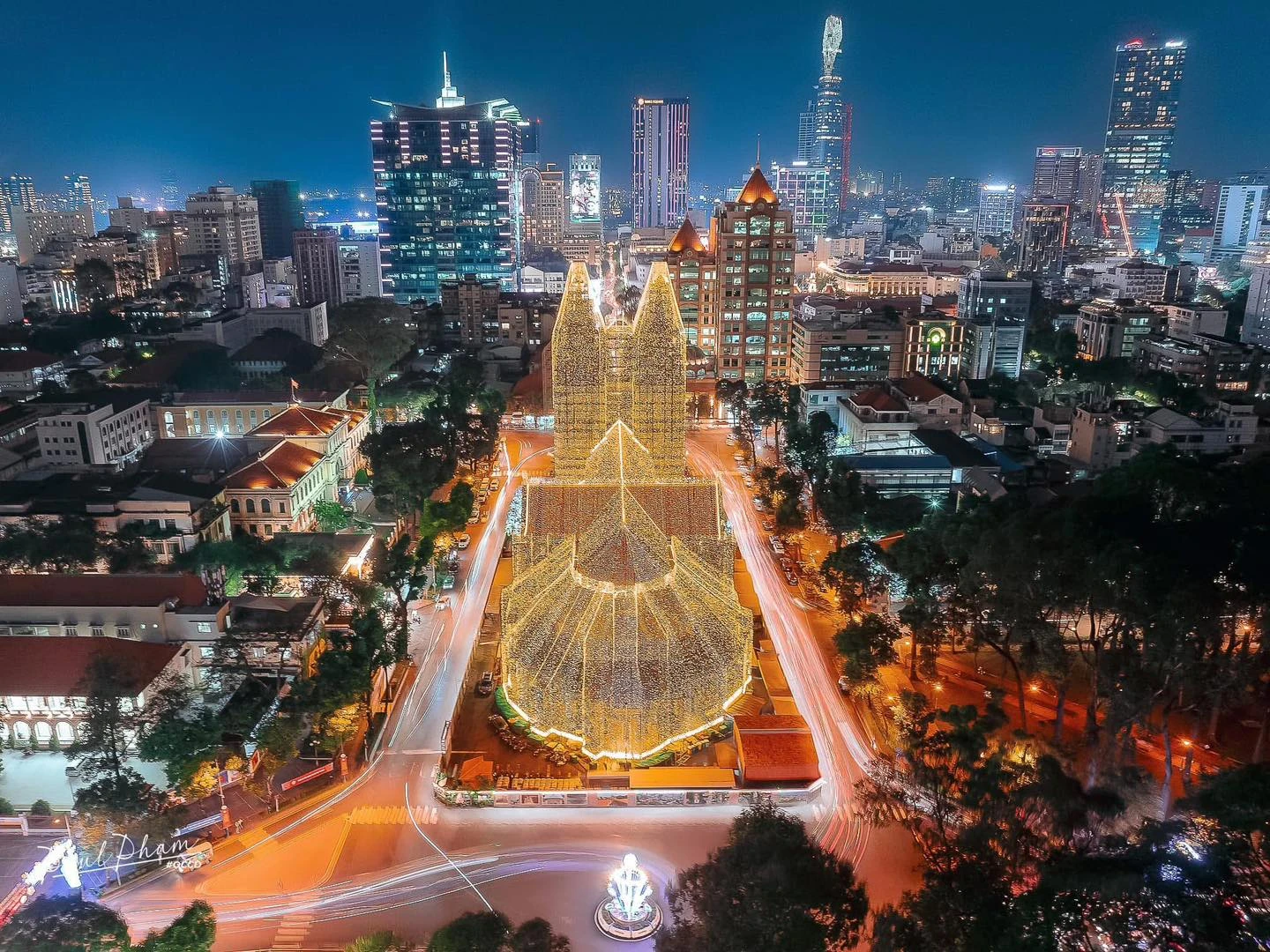 Quận 1 TP HCM hóa “cung điện ánh sáng” dịp Noel