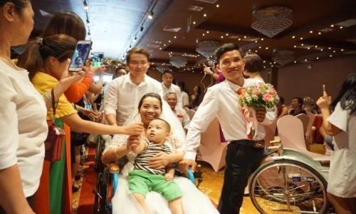 Xúc động với lễ cưới tập thể đẹp như mơ của 41 cặp đôi khuyết tật
