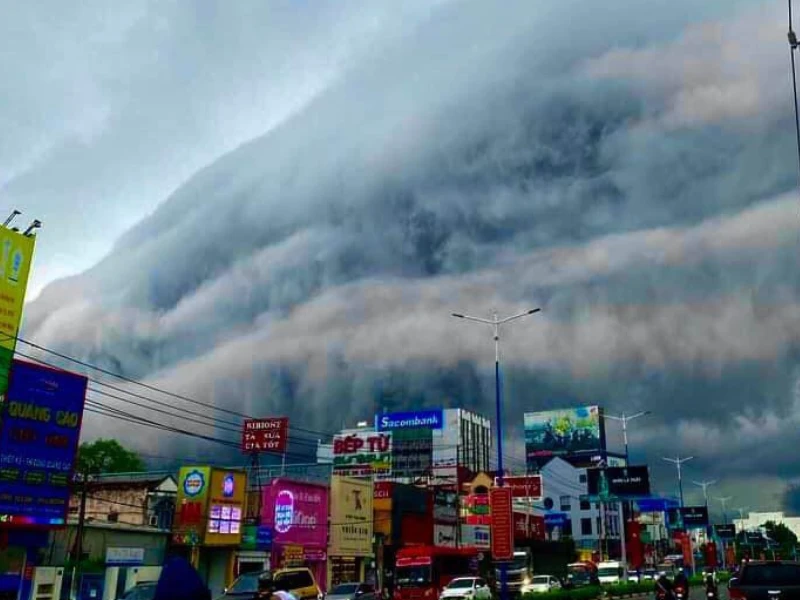Bầu trời Bình Dương cuồn cuộn mây, netizen hốt hoảng “yêu quái tới“