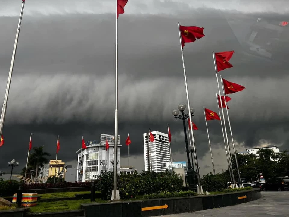  Mây sóng thần xuất hiện choán cả bầu trời Vinh, báo hiệu bão lớn