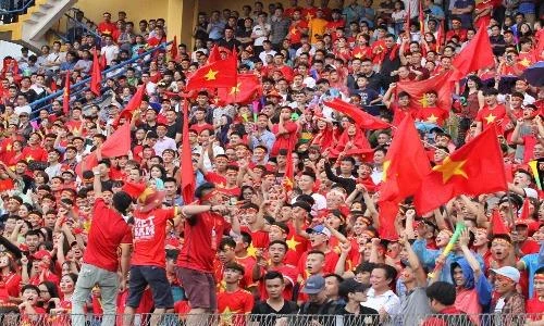 SVĐ Hàng Đẫy ngập tràn sắc đỏ cổ vũ đội tuyển Olympic Việt Nam