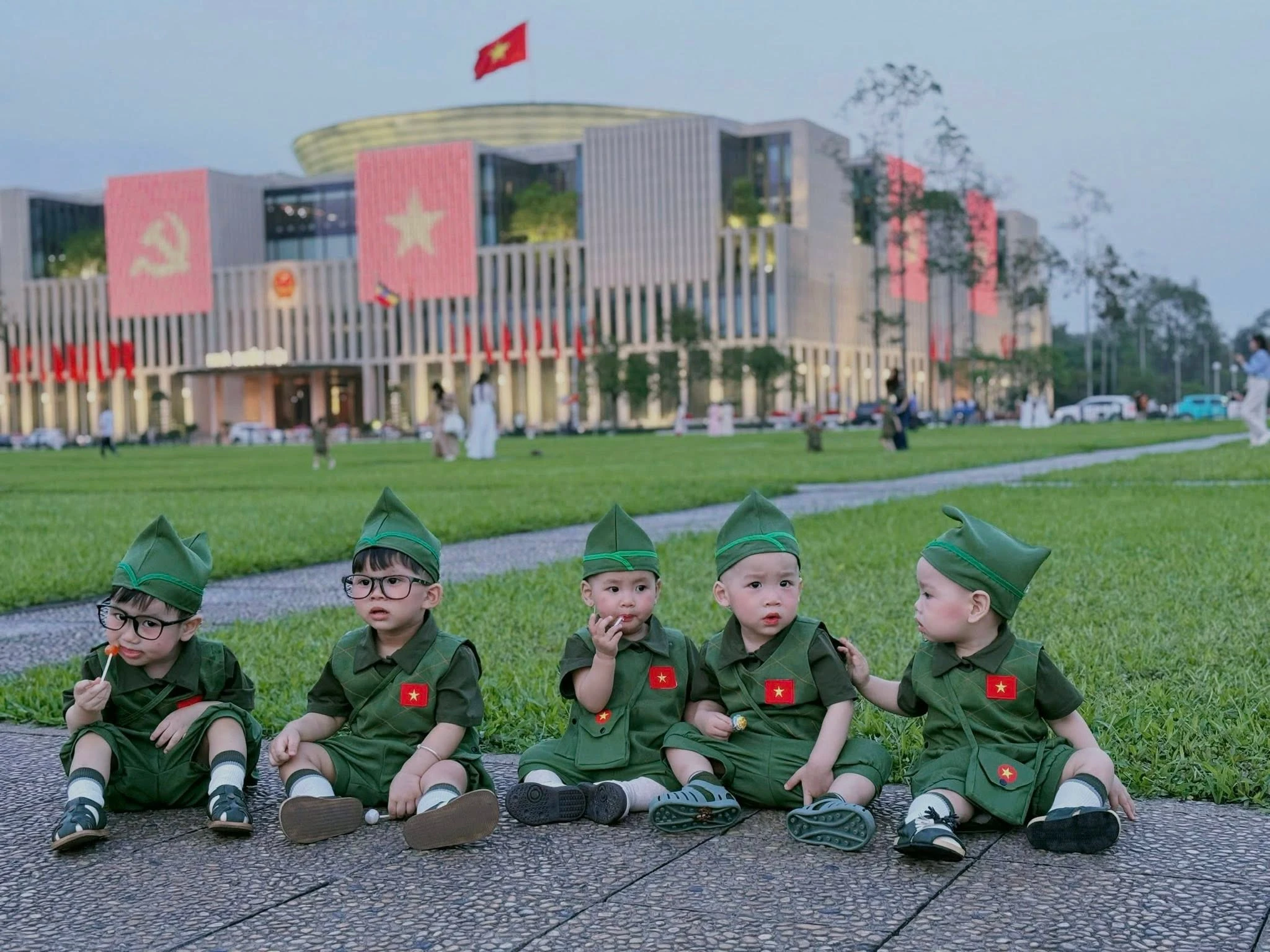 Các “búp măng non” check-in lăng Bác nhân dịp Đại lễ 30/4