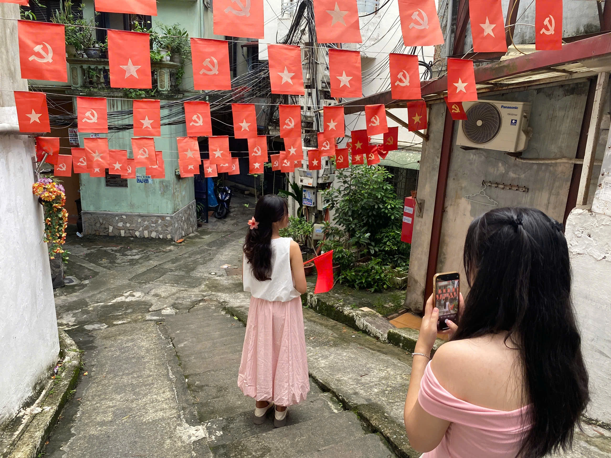 Nhá nhem tối, nhiều người vẫn nườm nượp đến ngõ cờ hoa check-in