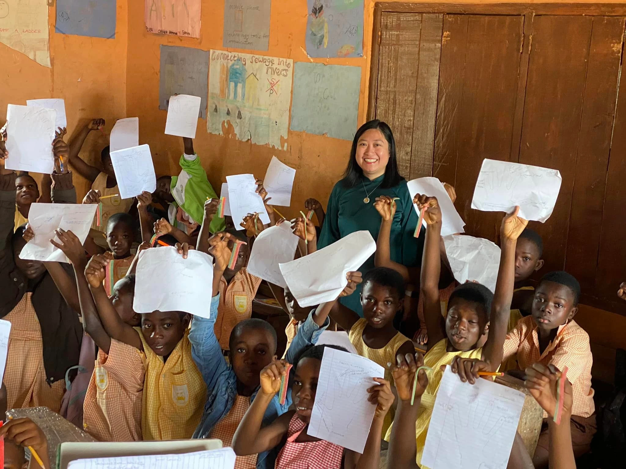 Cô giáo Việt qua châu Phi dạy học, mặc áo dài đứng lớp