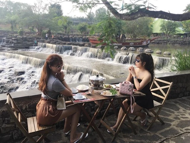 Check in sống ảo “giải khát” ngày hè nóng bức ở thác Đá Hàn