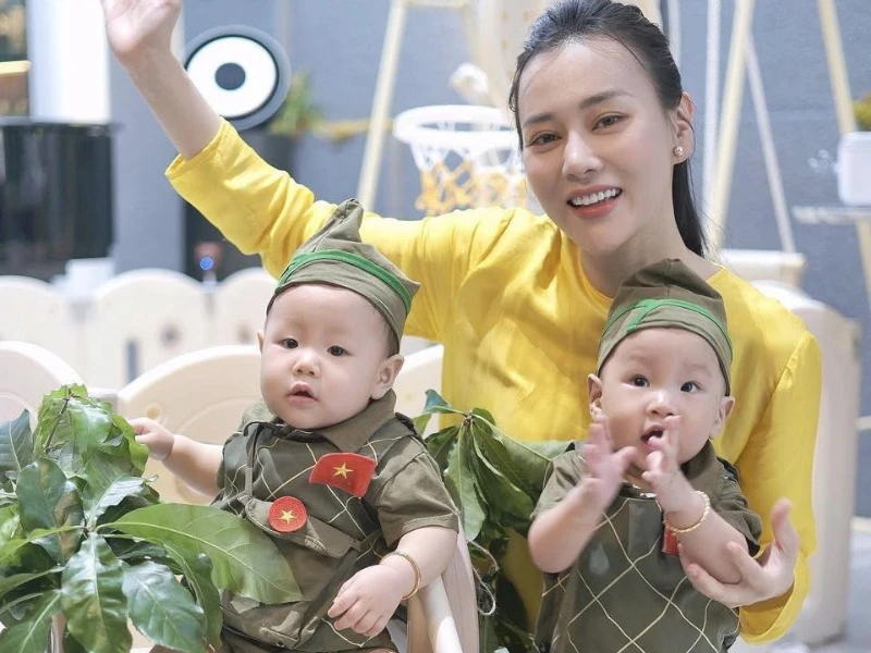 Hai em bé nhà Phương Oanh dễ thương trong bộ ảnh mừng Đại lễ