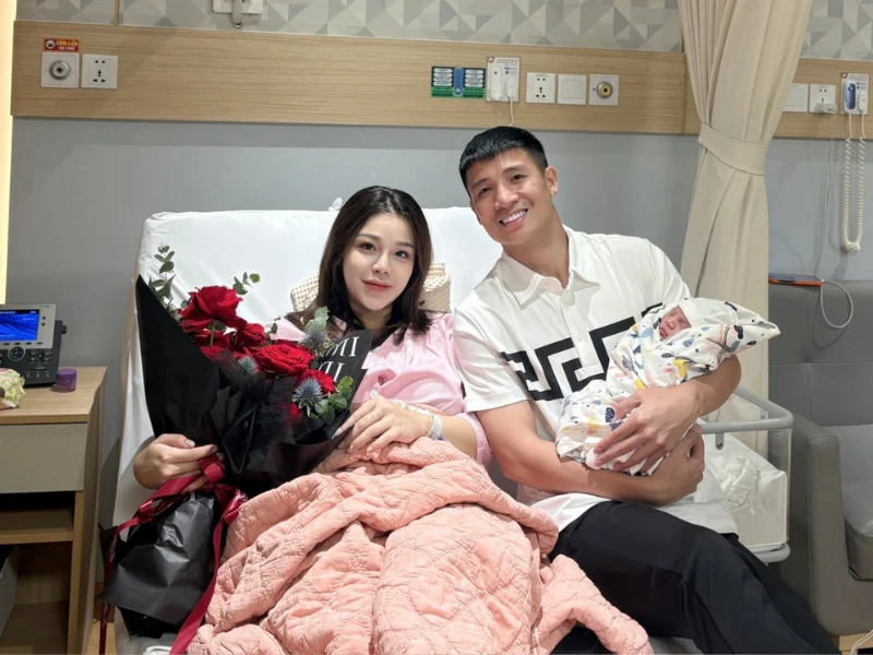 Bùi Tiến Dũng hạnh phúc khoe khoảnh khắc đón con thứ 3