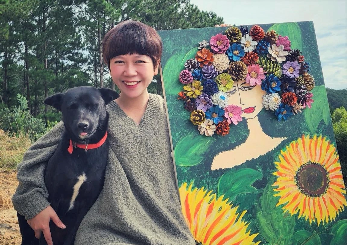 Cô nàng tóc tém “vẽ tranh” bằng quả thông kiếm tiền triệu