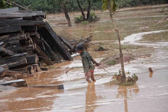 Hiện trường ngổn ngang sau 6 ngày vỡ đập thủy điện ở Lào